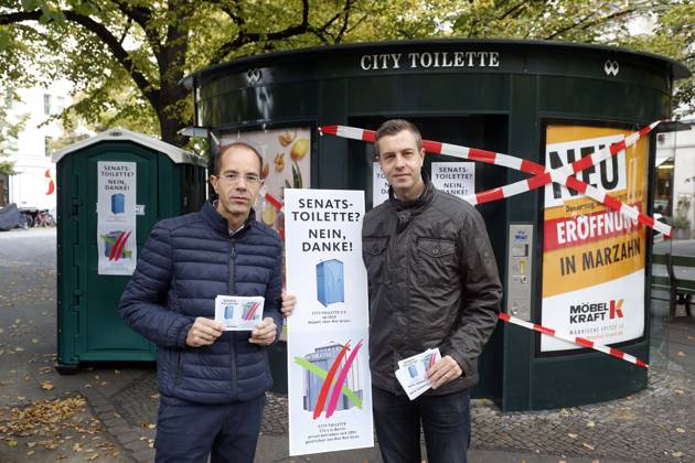 City-Toilette der Wall GmbH in Berlin wird ab 2019 de facto abgeschafft, keine Verlaengerung des Kooperationsvertrag mit dem Land Berlin, symbolische Aktion gegen diesen Beschluss des Senat der Berliner CDU mit Stefan Evers und Christian Graeff und einem DIXI-Klo, Berlin Deutschland, Germany