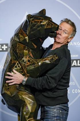 Bilder des Jahres 2025, Entertainment 01 Januar Entertainment Themen der Woche KW03 Entertainment Bilder des Tages CELEBRITES : Festival de Comedie - Alpe Huez - 15 01 2025 Franck Dubost et l Ours de Richard Orlinski sur le photocall du film Les regles de l art lors du 28eme festival de comÃ die Ã l™Alpe d™Huez le 15 01 2025. Photo Sandrine Thesillat PsNewz Alpe HuezFrance  Copyright: xSandrinexTHESILLATx