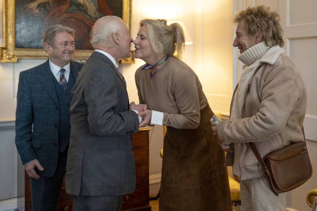 Bilder des Jahres 2025, Entertainment 01 Januar Entertainment Themen der Woche KW03 Entertainment Bilder des Tages King Charles III attends a King s Foundation 35th Anniversary Reception King Charles III greets Rod Stewart and Penny Lancaster as they attend a King s Foundation 35th Anniversary reception at Dumfries House, Cumnock, Ayrshire, Scotland, UK, on the 15th January 2025. Picture by Jane Barlow WPA-Pool Cumnock Dumfries House Ayrshire United Kingdom  WHA-0781