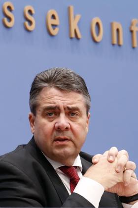 Bundespressekonferenz in Berlin, Vorstellung des Jahreswirtschaftsberichts 2016, mit Bundesminister fuer Wirtschaft und Energie, Sigmar Gabriel, und Dr. Philipp Steinberg, Abt.-Ltr. Wirtschaftspolitik im BMWi, Berlin Deutschland, Germany