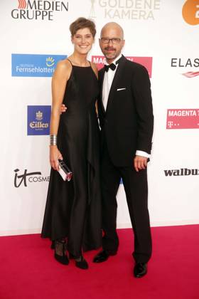 Christoph Maria Herbst und seine Ehefrau Gisi Herbst bei der Goldene Kamera 2019 in Berlin, Preisverleihung, Roter Teppich, Berlin Deutschland, Germany