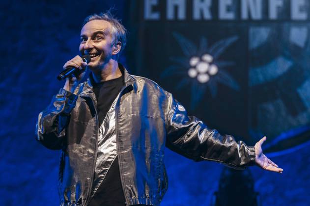 Jan Böhmermann und das Rundfunk-Tanzorchester Ehrenfeld live bei einem Konzert der Eisern Ehrenfeld -Tour in der Messehalle. Erfurt, 15.01.2025 Foto:xM.xKremerx xFuturexImagex boehmermann_5119