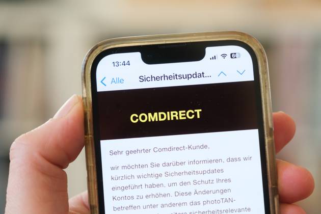 Betrügerische Phishing email auf einem Mobiltelefon, die eine angebliches Sicherheits-Updatebei einem Konto der von Comdirect meldet
