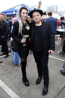 Bruno Kramm, Parteivorsitzender Piraten, und Lea Frings beim Hoffest des Regierenden Buergermeisters in Berlin, Sommerparty, Berlin Deutschland, Germany