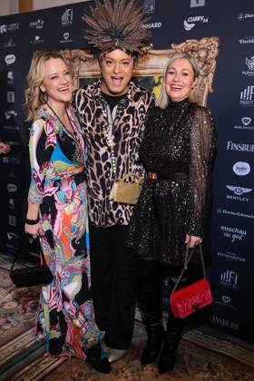Ich bin ein Star – Holt mich hier raus! powered by Julian F.M. Stoeckel, Lisa Feller, Julian F.M. Stoeckel und Ruth Moschner auf dem Dschungel Carpet zum Public Viewing zum TV-Start der neuen Staffel, Hotel Pullmann Schweizer Hof, Berlin, Berlin