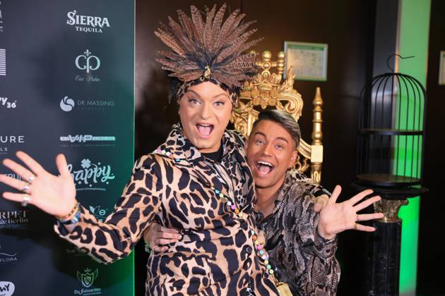 Ich bin ein Star – Holt mich hier raus! powered by Julian F.M. Stoeckel, Julian F. M. Stoeckel und Partner Marcell Damaschke auf dem Dschungel Carpet zum Public Viewing zum TV-Start der neuen Staffel, Hotel Pullmann Schweizer Hof, Berlin, Berlin