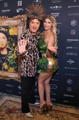 Ich bin ein Star – Holt mich hier raus! powered by Julian F.M. Stoeckel, Julian F. M. Stoeckel und Micaela Schaefer auf dem Dschungel Carpet zum Public Viewing zum TV-Start der neuen Staffel, Hotel Pullmann Schweizer Hof, Berlin, Berlin