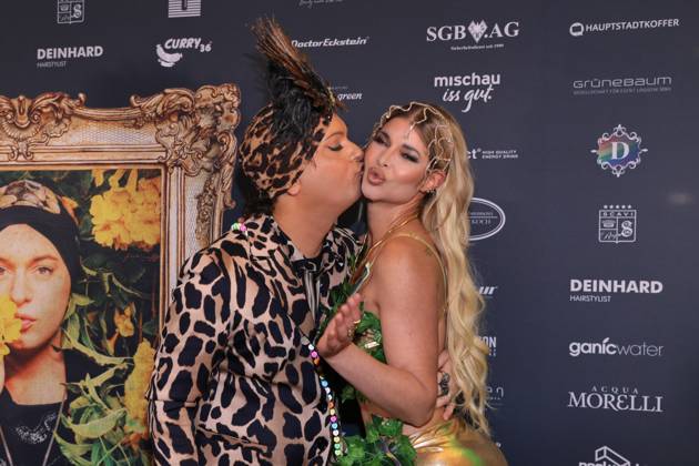Ich bin ein Star – Holt mich hier raus! powered by Julian F.M. Stoeckel, Julian F. M. Stoeckel und Micaela Schaefer auf dem Dschungel Carpet zum Public Viewing zum TV-Start der neuen Staffel, Hotel Pullmann Schweizer Hof, Berlin, Berlin