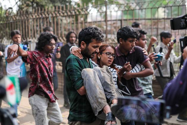Bilder des Jahres 2025, News 01 Januar News Themen der Woche KW03 News Bilder des Tages Bangladesch, Ausschreitungen während Protesten in Dhaka Protest In Bangladesh Water cannon is used to disperse the protesters in front of the education building when they try to go to the Home Ministry to demand the arrest and trial of those involved in the attack by the ultra-nationalist organization Students for Sovereignty on Thursday, January 16, 2025. Dhaka Bangladesh  Copyright: xMd.xRakibulxHasanxRafiux originalFilename: hasan-notitle250116_npCzy.jpg