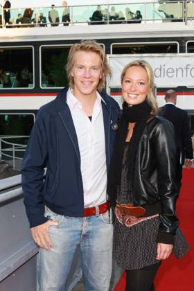 Simon Gosejohann und Freundin Angela Fingererben zu Gast beim Medienforum@Night auf dem Schiff der KD RheinEnergie auf dem Rhein in Koeln am 22.06.09. Nordrhein-Westfalen Germany