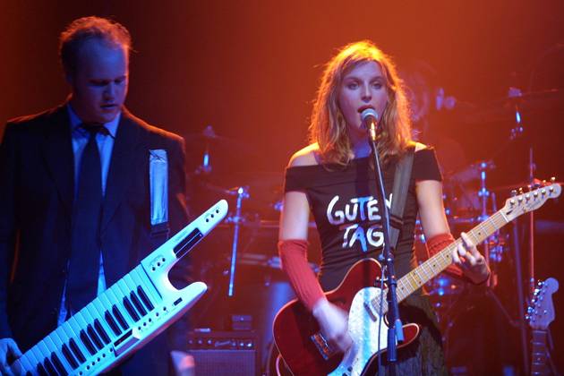 Konzert von Wir sind Helden im Berliner ColumbiaFritz, Musik, Pop, Indie, New Wave, NDW, Neue Deutsche Welle, Reklamation, Saengerin Judith Holofernes, 28.06.2003, Open Air, Deutschland, Germany
