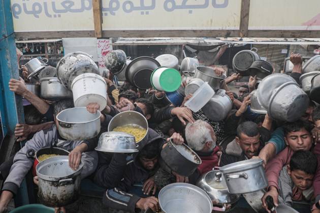 Bilder des Jahres 2025, News 01 Januar News Themen der Woche KW03 News Bilder des Tages Palestinians gather to receive food cooked by a charity kitchen, before a ceasefire between Hamas and Israel takes effect, in Khan Younis Palestinians gather to receive food cooked by a charity kitchen, before a ceasefire between Hamas and Israel takes effect, in Khan Younis, in the southern Gaza Strip, January 17, 2025. Photo by Omar Ashtawy apaimages Khan Younis Gaza Strip Palestinian Territory 170125_Khan_Younis_OSH_00(19) Copyright: xapaimagesxOmarxAshtawyx xapaimagesx