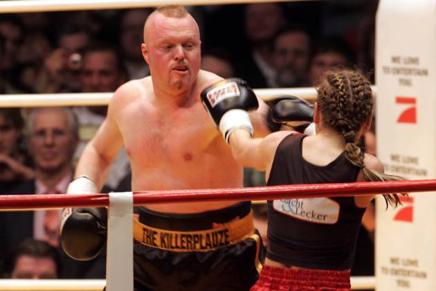 Stefan Raab vs. Regina Halmich, die Revanche, Boxkampf in der Koelnarena, TV-Show, der Kampf endet mit einem Sieg fuer Halmich nach Punkten, der Entertainer Raab boxte bereits 2001 gegen die Weltmeisterin und liess sich extra einen Irokesenhaarschnitt fuer den Kampf schneiden, Deutschland, Germany