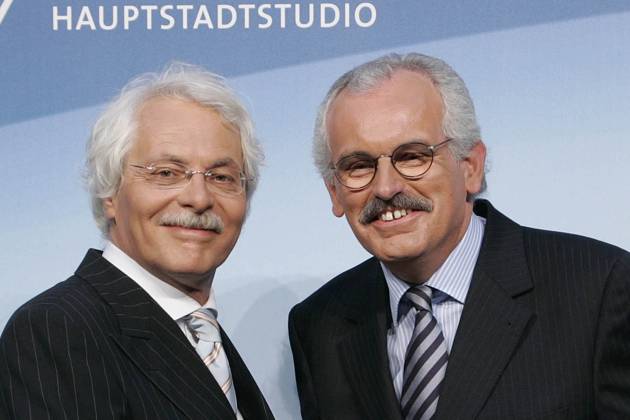 Ulrich Deppendorf, re., uebernimmt als Studioleiter wieder das ARD Hauptstadtstudio von Thomas Roth, li., kleine Party im ARD-Hauptstadtstudio in Berlin, Deutschland, Germany