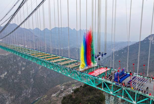 Bilder des Jahres 2025, News 01 Januar News Themen der Woche KW03 (250117) -- ZHENFENG, Jan. 17, 2025 -- An aerial drone photo taken on Jan. 17, 2025 shows a ceremony marking the completion of the main structure of the Huajiang Grand Canyon Bridge in southwest China s Guizhou Province. China on Friday finished the construction of the main structure of the Huajiang Grand Canyon Bridge in its southwestern Guizhou Province, which is set to become the world s tallest bridge. A project of Guizhou Transportation Investment Group Co., Ltd., the suspension bridge has a vertical height of 625 meters from the bridge deck down to the river surface. The 2,890-meter bridge, with a span of 1,420 meters, is also the world s largest span bridge to be built in a mountainous area. ) Focus China completes main stru