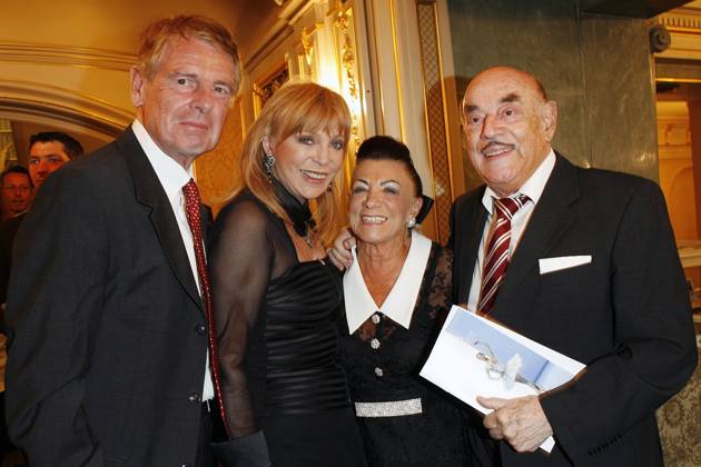 Klaus und Evelyn Bresser mit Maria und Artur Atze Brauner bei der Gala des Staatsballetts zur Eroeffnung der neuen Spielzeit in der Staatsoper in Berlin,