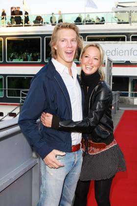 Simon Gosejohann und Freundin Angela Fingererben zu Gast beim Medienforum@Night auf dem Schiff der KD RheinEnergie auf dem Rhein in Koeln am 22.06.09. Nordrhein-Westfalen Germany