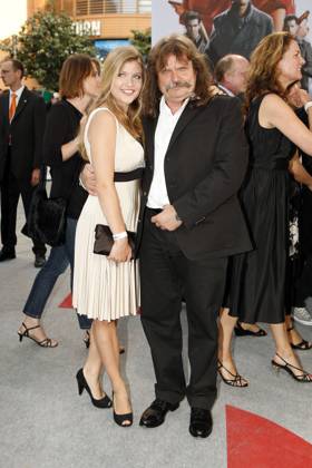 Leslie Mandoki mit seiner Tochter Lara bei der Deutschlandpremiere INGLOURIOUS BASTERDS im Theater am Potsdamer Platz in Berlin, Deutschland