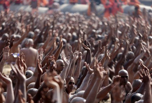 Bilder des Jahres 2025, News 01 Januar News Themen der Woche KW03 News Bilder des Tages Maha Kumbh Mela Festival In Prayagraj, India Newly-initiated Naga Sadhus (Hindu holy men) sit as they perform rituals on the banks of the Ganges River during the Maha Kumbh Mela festival in Prayagraj, India, on January 18, 2025. During every Kumbh Mela, the diksha, a ritual of initiation by a guru, takes place for new members. Prayagraj (Allahabad) India  Copyright: xSanjayxKanojiax originalFilename: kanojia-notitle250118_npeml.jpg