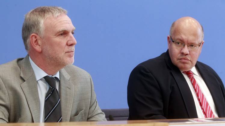Bundespressekonferenz in Berlin, Vorstellung des 5. Weltklimabericht des IPCC mit BM Peter Altmaier, Jochen Flasbarth, Praesident des Umweltbundesamtes (UBA), Berlin Deutschland, Germany