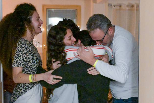 Bilder des Jahres 2025, News 01 Januar News Themen der Woche KW03 Romi Gonen, 24, pictured here hugging family members, was released by Hamas on Sunday, January 19, 2025, along with two other female hostages as part of a cease-fire agreement between Israel and the terrorist group. The women spent 471 days in captivity after being abducted on October 7, 2023. Photo via Israel GPO  WAX2025011919 ISRAELxGPO