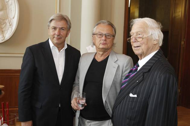 Essen zu Ehren des Intendanten der Volksbuehne Berlin zu dessen 20-jaehrigen Dienstjubilaeum im Roten Rathaus in Berlin, mit Klaus Wowereit, Frank Castorf und sein Vater Wrener Castorf, Berlin Deutschland, Germany