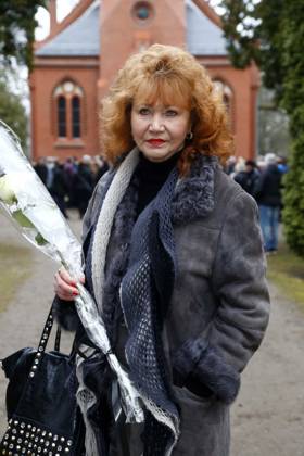 Ekki Goepelt, Trauerfeier und Beisetzung des Schlagersaenger und Radiomoderator auf dem Auferstehungsfriedhof in Berlin, mit Regina Thoss, Berlin Deutschland, Germany