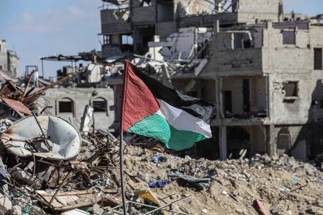 Bilder des Jahres 2025, News 01 Januar News Themen der Woche KW04 News Bilder des Tages Internally displaced Palestinians inspect their destroyed houses in Rafah, southern Gaza Strip Internally displaced Palestinians inspect their destroyed houses in Rafah, southern Gaza Strip, 20 January 2025, amid a ceasefire between Israel and Hamas. Israel and Hamas agreed on a hostage release deal and a Gaza ceasefire to be implemented on 19 January 2025. More than 46,000 Palestinians have been killed in the Gaza Strip, according to the Palestinian Ministry of Health, since Israel launched a military campaign in the strip in response to a cross-border attack led by the Palestinian militant group Hamas on 07 October 2023, in which about 1,200 Israelis were killed and more than 250 taken hostage. Photo by Omar Ashtawy apaimages Rafah Gaza Copyright: xapaimagesxOmarxAshtawyx xapaimagesx