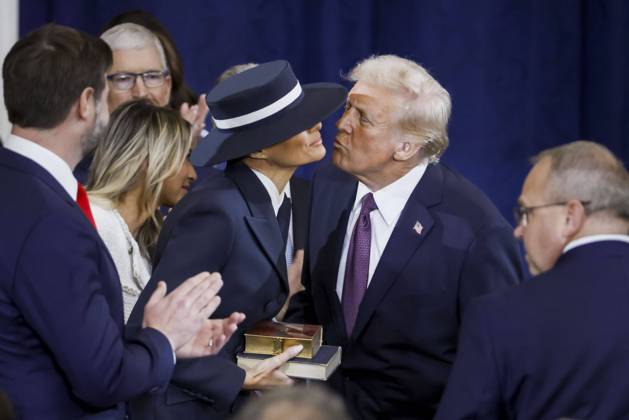 Bilder des Jahres 2025, News 01 Januar News Themen der Woche KW04 January 20, 2025, Washington, District Of Columbia, USA: US President Donald Trump (R) greets with wife First Lady Melanie Trump as he arrives to be sworn in as the 47th president of the United States in an inauguration ceremony in the rotunda of the United States Capitol in Washington, DC, USA, 20 January 2025. TrumpÃ¢â‚¬â ¢s planned outdoor inauguration ceremonies and events are being held inside today due to a forecast of extreme cold temperatures. Washington USA - ZUMAs152 20250120_faa_s152_1768 Copyright: xSHAWNxTHEWx