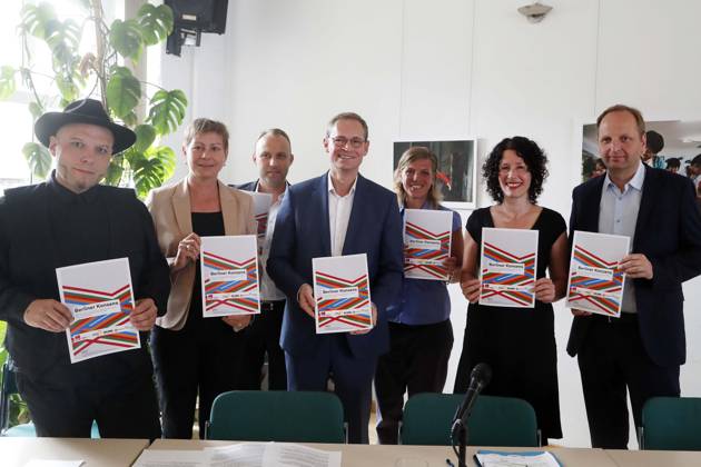 Konsens gegen Rechts, Berliner Parteivorsitzende unterzeichnen Erklaerung gegen Rechts in Berlin, PK mit Sebastian Czaja, Generalsekretaer FDP, Bruno Kramm, Landesvorsitzender Piraten, Elke Breitenbach, stellv. Parteivorsitzende Die Linke, Thomas Heilmann, stellv. Parteivorsitzender CDU, Bettina Jarasch, vor der Abgeordnetenhauswahl, Parteivorsitzende Gruene, und Bianca Klose, Mobile Beratung gegen Rechts, Berlin Deutschland, Germany