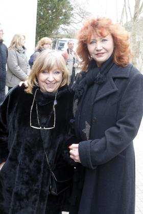 Trauerfeier fuer Reinhard Lakomy in Berlin, mit Angelika Mann und Regina Thoss, Berlin Deutschland, Germany