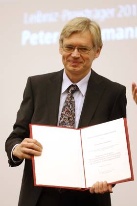 Verleihung des Gottfried Wilhelm Leibniz Preis 2013 der Deutschen Forschungsgemeinschaft in der Berlin-Brandenburgischen Akademie in Berlin an Peter Hegemann, Prof. der Biophysik an der Humboldt-Universitaet Berlin, Berlin Deutschland, Germany