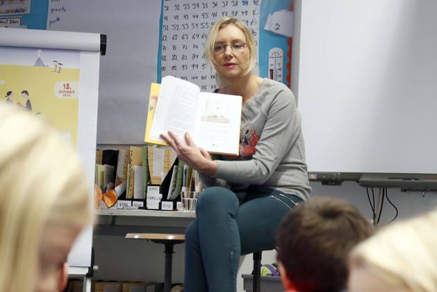 Jette Joop, Designerin, beteiligt sich am bundesweiten Vorlesetag in Berlin und liest Schuelern vor, Berlin Deutschland, Germany