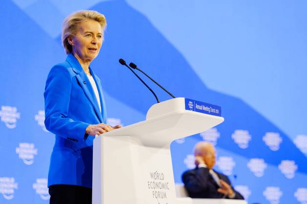 Bilder des Jahres 2025, News 01 Januar News Themen der Woche KW04 News Bilder des Tages World Economic Forum Annual Meeting 2025 in Davos Klaus Schwab, Founder and Chairman of the Board of Trustees, World Economic Forum, Switzerland; Ursula von der Leyen, President of the European Commission; speaking in Special Address by Ursula von der Leyen, President of the European Commission session at the World Economic Forum Annual Meeting 2025 in Davos-Klosters, Switzerland, 21 1 2025, 10:50 11:20 at Congress Centre - Congress Hall. Plenary. Copyright: World Economic Forum Boris Baldinger, Credit:BB Avalon Switzerland, GR, DAVOS, 46°48 36 N 9°50 3 E Copyright: xBBx xAvalonx 0956044694