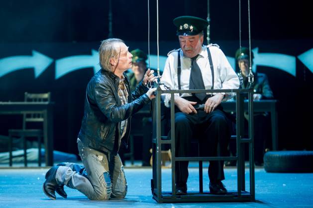 Johannes Krisch als Liliom, Martin Seifert als Polizeikonzipist, Fotoprobe von Liliom im Berliner Ensemble inszeniert von Mona Kraushaar am 22.5.2012 in Berlin, Berlin deutschland, germany