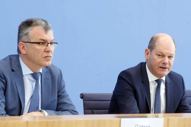 Bundesminister der Finanzen Olaf Scholz, und Finanzstaatssekretaer Werner Gatzer, in der Bundespressekonferenz in Berlin, Thema: Haushalt 2019, Eckwerte 2020 und Finanzplan bis 2023, Berlin Deutschland, Germany