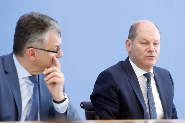 Bundesminister der Finanzen Olaf Scholz, und Finanzstaatssekretaer Werner Gatzer, in der Bundespressekonferenz in Berlin, Thema: Haushalt 2019, Eckwerte 2020 und Finanzplan bis 2023, Berlin Deutschland, Germany