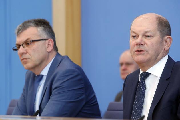 Bundesminister der Finanzen Olaf Scholz, und Finanzstaatssekretaer Werner Gatzer, in der Bundespressekonferenz in Berlin, Thema: Haushalt 2019, Eckwerte 2020 und Finanzplan bis 2023, Berlin Deutschland, Germany