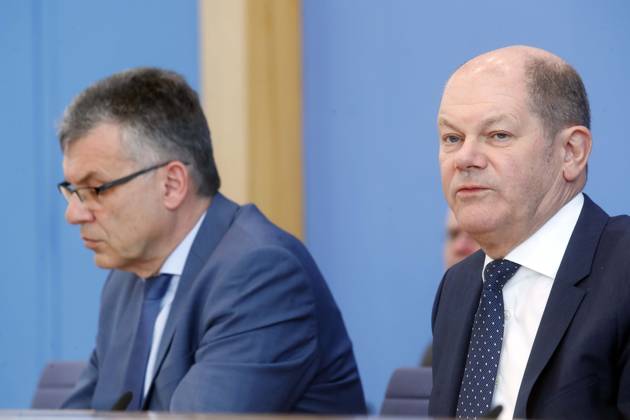 Bundesminister der Finanzen Olaf Scholz, und Finanzstaatssekretaer Werner Gatzer, in der Bundespressekonferenz in Berlin, Thema: Haushalt 2019, Eckwerte 2020 und Finanzplan bis 2023, Berlin Deutschland, Germany