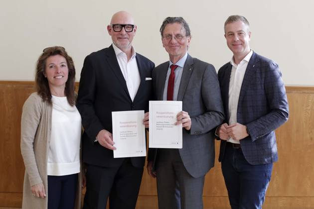 Neue Kooperationsvereinbarung mit landeseigenen Wohnungs-unternehmen abgeschlossen Maßvolle Mietsteigerungen und verbesserter Schutz für Haushalte mit niedrigem Einkommen, Der Senat und die landeseigenen Wohnungsunternehmen (LWU) haben ihr gemeinsames Regelwerk für eine soziale und nachhaltige Bewirtschaftung ihres Wohnungsbestands aktualisiert. Die neue Kooperationsvereinbarung wurde auf einer PK in Berlin von Stadtentwicklungssenator Christian Gaebler, Finanzsenator Stefan Evers und den beiden Vorständen der Gesobau, Jörg Franzen, und Gewobag, Snezana Michaelis, vorgestellt. Berlin Deutschland, Germany