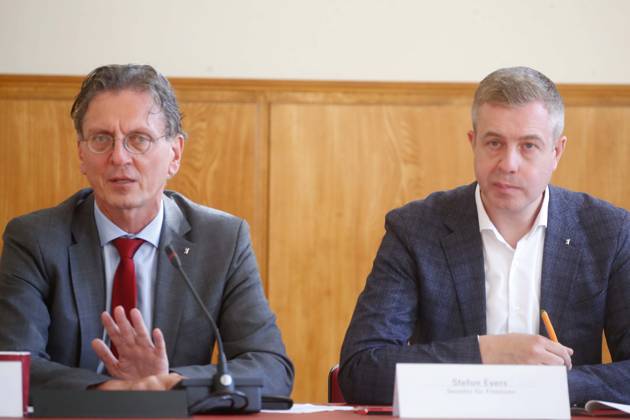 Neue Kooperationsvereinbarung mit landeseigenen Wohnungs-unternehmen abgeschlossen Maßvolle Mietsteigerungen und verbesserter Schutz für Haushalte mit niedrigem Einkommen, Der Senat und die landeseigenen Wohnungsunternehmen (LWU) haben ihr gemeinsames Regelwerk für eine soziale und nachhaltige Bewirtschaftung ihres Wohnungsbestands aktualisiert. Die neue Kooperationsvereinbarung wurde auf einer PK in Berlin von Stadtentwicklungssenator Christian Gaebler, Finanzsenator Stefan Evers und den beiden Vorständen der Gesobau, Jörg Franzen, und Gewobag, Snezana Michaelis, vorgestellt. Berlin Deutschland, Germany