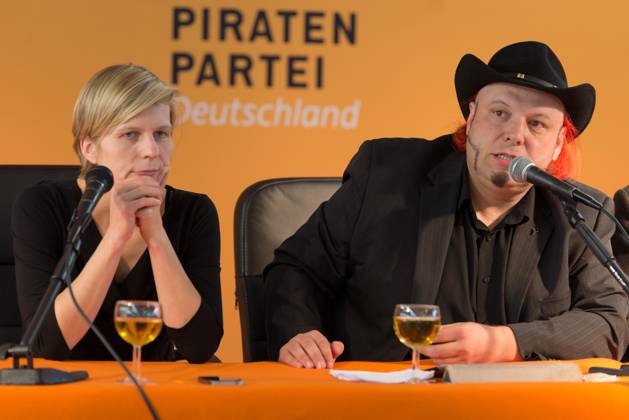 Pressekonferenz der Piratenpartei in Berlin mit Vorstellung ihrer Forderungen für die Drogenpolitik. v.l.n.r.: Anita Moellering, Bruno Kramm, Berlin Deutschland, Germany