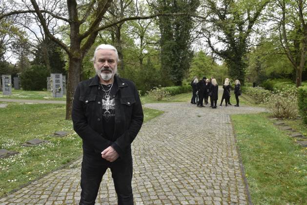 Gedenken an den Musiker Fritz Puppel von der Musikgruppe City, beim Krematorium Berlin-Baumschulenweg, Trauerfeier fuer den Musiker, Jaecki Reznizek, Silly, Berlin Deutschland, Germany