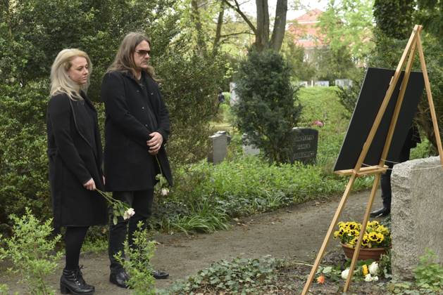 Gedenken an den Musiker Fritz Puppel von der Musikgruppe City, beim Krematorium Berlin-Baumschulenweg, Trauerfeier fuer den Musiker, Berlin Deutschland, Germany