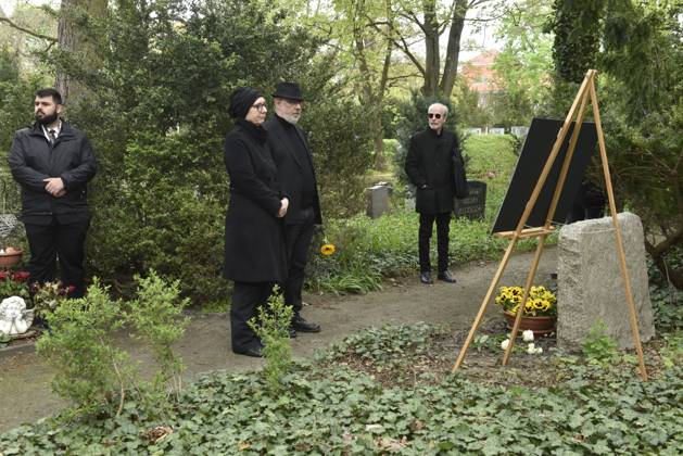 Gedenken an den Musiker Fritz Puppel von der Musikgruppe City, beim Krematorium Berlin-Baumschulenweg, Trauerfeier fuer den Musiker, Berlin Deutschland, Germany