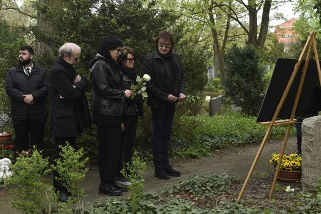 Gedenken an den Musiker Fritz Puppel von der Musikgruppe City, beim Krematorium Berlin-Baumschulenweg, Trauerfeier fuer den Musiker, re. Dietr Maschine Birr, Puhdys, Berlin Deutschland, Germany