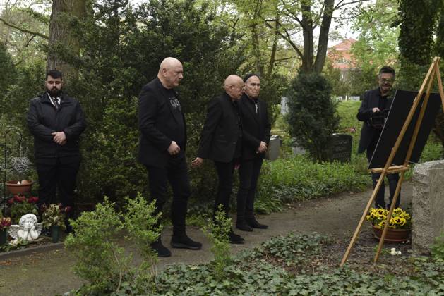 Gedenken an den Musiker Fritz Puppel von der Musikgruppe City, beim Krematorium Berlin-Baumschulenweg, Trauerfeier fuer den Musiker, die Band am Grab Georgi Gogow, Toni Krahl, Manfred Hennig, Berlin Deutschland, Germany