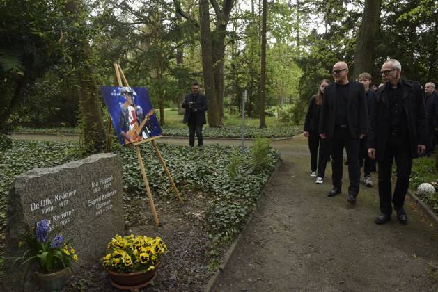 Gedenken an den Musiker Fritz Puppel von der Musikgruppe City, beim Krematorium Berlin-Baumschulenweg, Trauerfeier fuer den Musiker, Berlin Deutschland, Germany