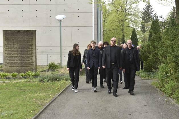 Gedenken an den Musiker Fritz Puppel von der Musikgruppe City, beim Krematorium Berlin-Baumschulenweg, Trauerfeier fuer den Musiker, Berlin Deutschland, Germany