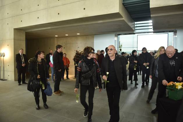 Gedenken an den Musiker Fritz Puppel von der Musikgruppe City, beim Krematorium Berlin-Baumschulenweg, Trauerfeier fuer den Musiker, Saenger Toni Krahl und Ehefrau Berlin Deutschland, Germany
